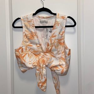 55% linen and 45% viscose A&F sleeveless top. Perfect for vacay and summer!